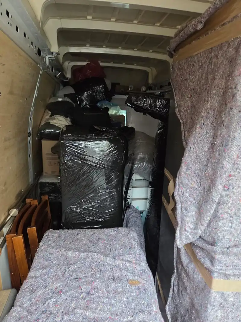 Meuble protégé par des couvertures dans un véhicule