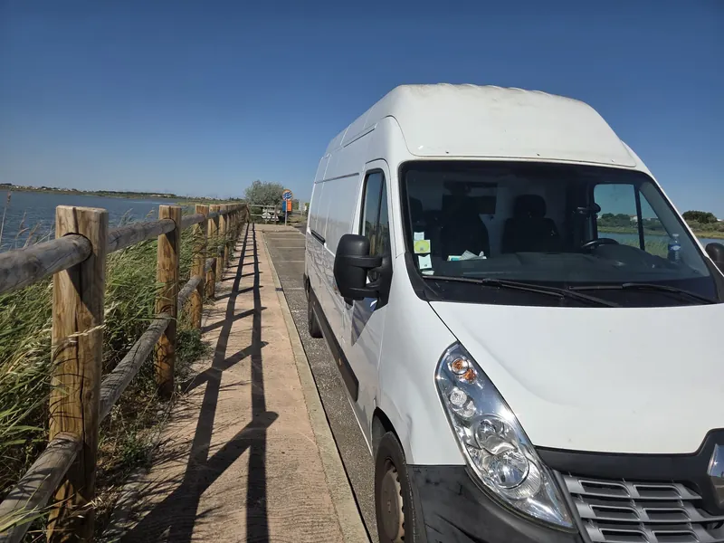 Fourgon de déménagement stationné près d’un chemin